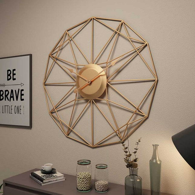 Minimalistisk metall veggklokke i geometrisk design