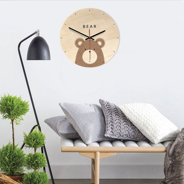 Veggklokke i tre med bjørnemotiv