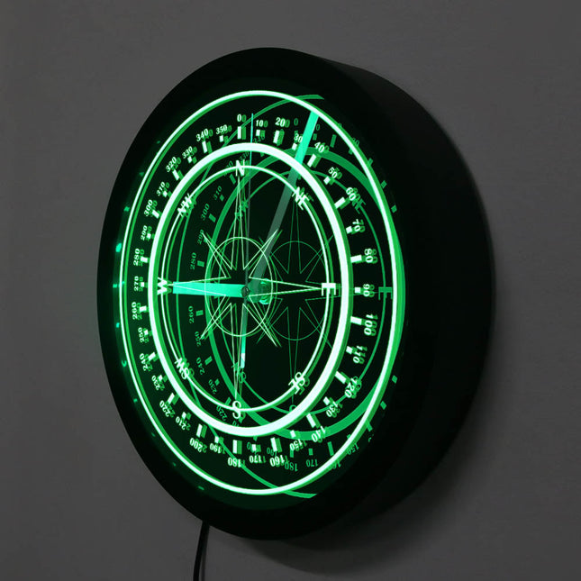 LED-veggklokke med lysende kompassdesign