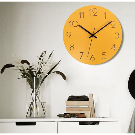 Enkel gul veggklokke for stue