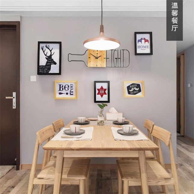 Veggklokke i tre med flaskedesign