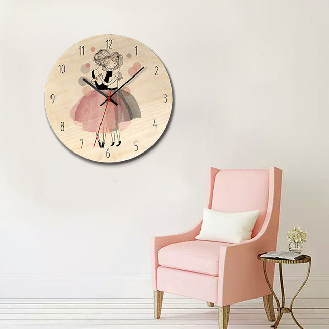Veggklokke i tre med jentemotiv