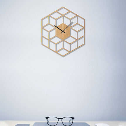 Geometrisk veggklokke i tre med kuber