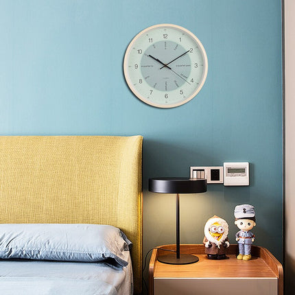 Nordisk veggklokke med ramme i lyst tre