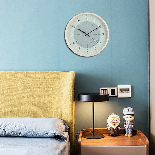 Nordisk veggklokke med ramme i lyst tre