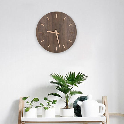Stillegående moderne veggklokke i tre