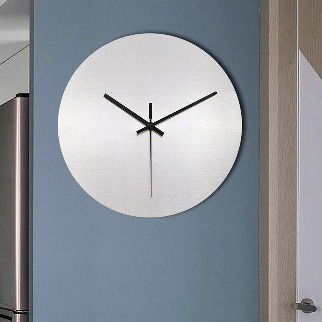Minimalistisk veggklokke i børstet metall