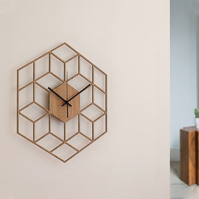 Geometrisk veggklokke i tre med kuber