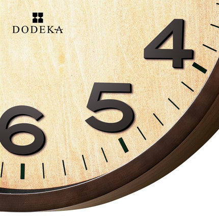 Klassisk veggklokke i tre med glass