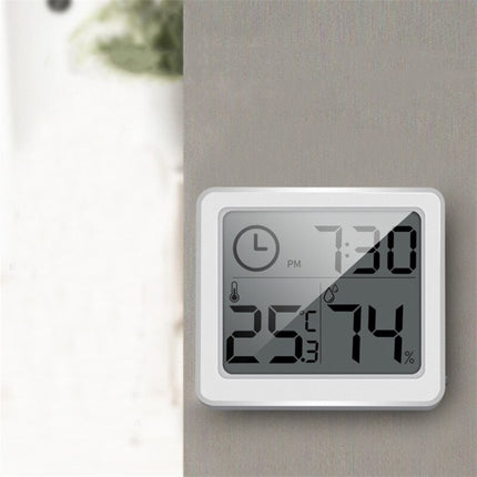 Hvit digital klokke med termometer