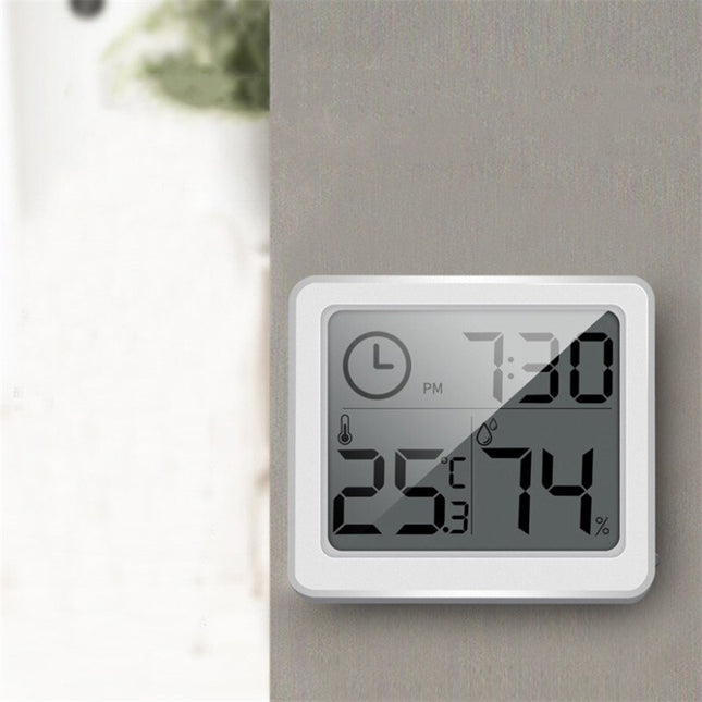 Hvit digital klokke med termometer