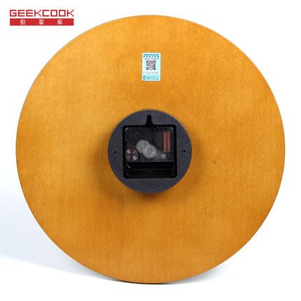 Minimalistisk veggklokke med tykke visere