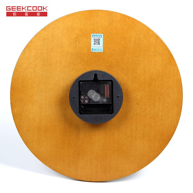 Minimalistisk veggklokke med tykke visere