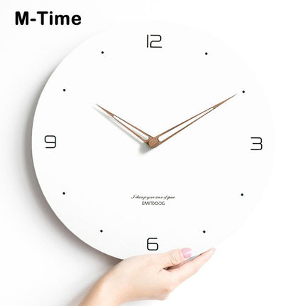 Veggklokke i hvitkalket tre design