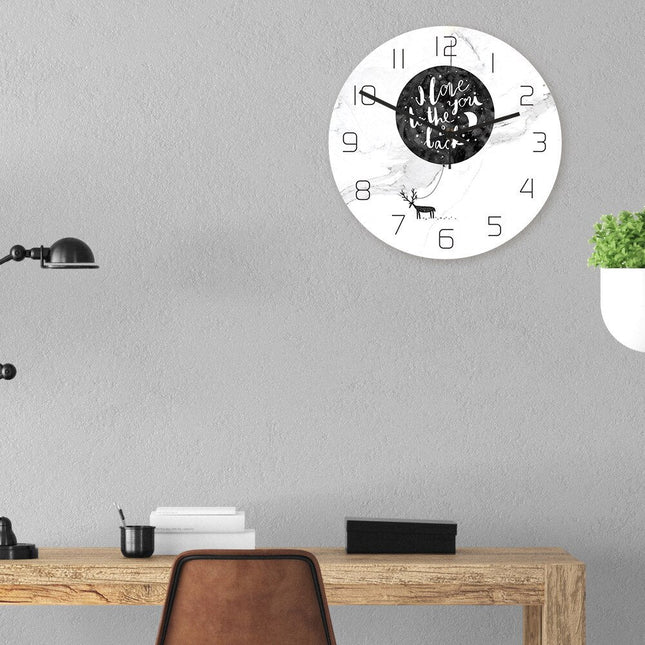 Moderne veggklokke med todelt marmordesign