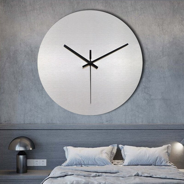 Minimalistisk veggklokke i børstet metall