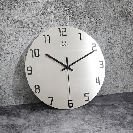 Enkel veggklokke i børstet aluminium