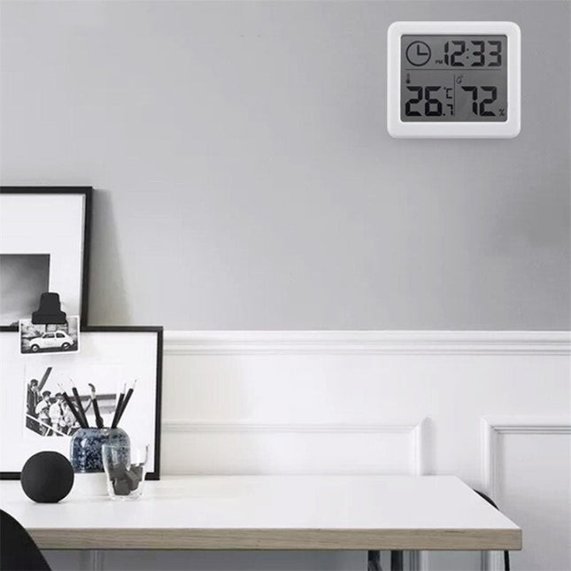 Hvit digital klokke med termometer