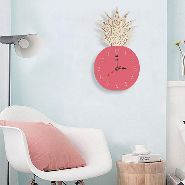 Veggklokke i tre med ananasdesign