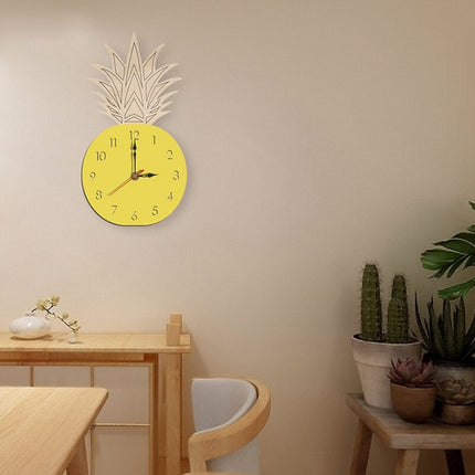 Veggklokke i tre med ananasdesign