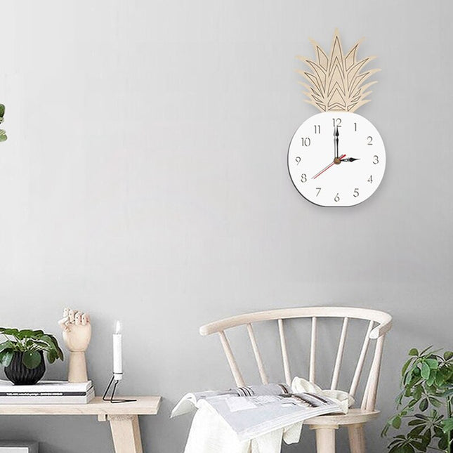 Veggklokke i tre med ananasdesign