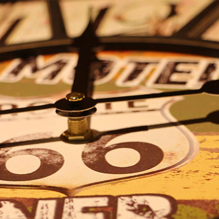 Vintage veggklokke med sommerfugl i sentrum