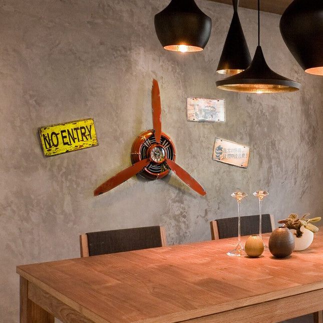 Veggklokke formet som en gammel flypropell