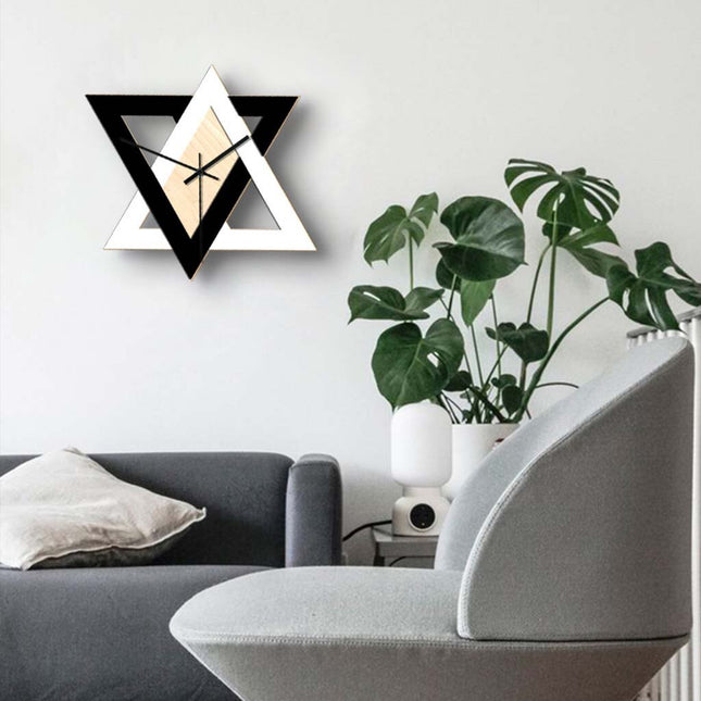 Moderne veggklokke i tre og metall