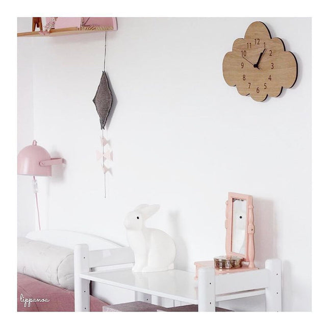 Skyformet veggklokke i tre til barnerom