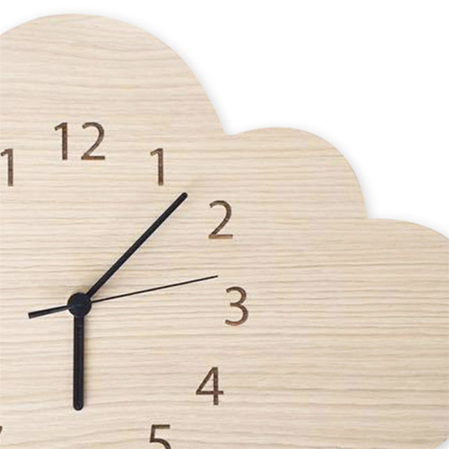 Skyformet veggklokke i tre til barnerom