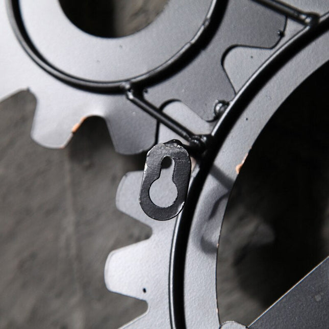 Veggklokke med industrielt maskineri-design