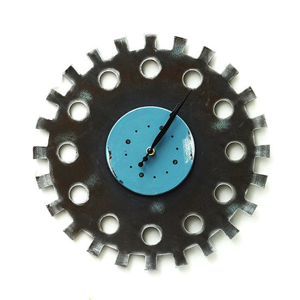 Industriell veggklokke formet som fargerikt tannhjul