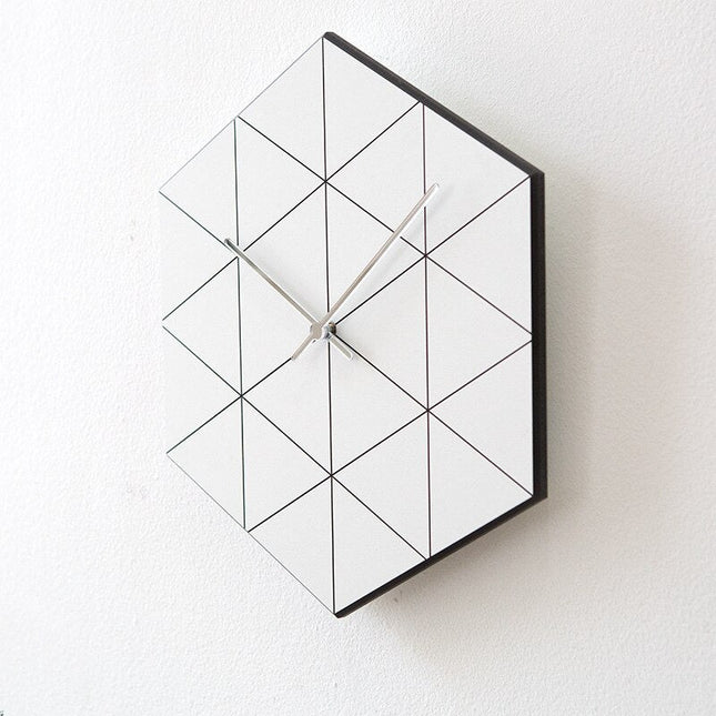 Lydløs skandinavisk veggklokke, geometrisk design