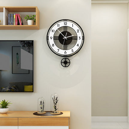Nordisk pendelklokke i minimalistisk metall
