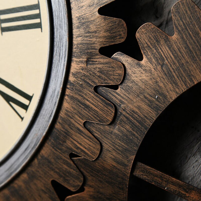 Veggklokke med industrielt maskineri-design