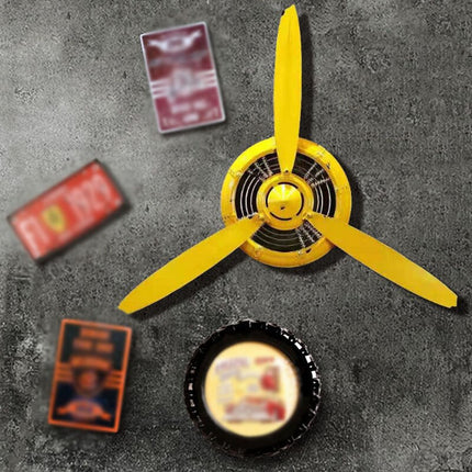 Industriell veggklokke formet som flypropell