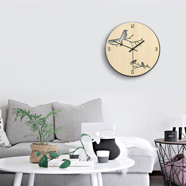 Veggklokke i tre med utskårne fugler