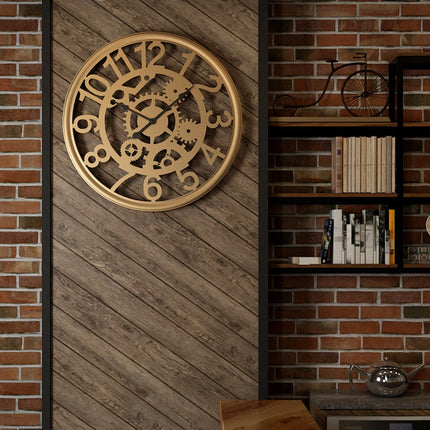 Industriell veggklokke med synlige tannhjul