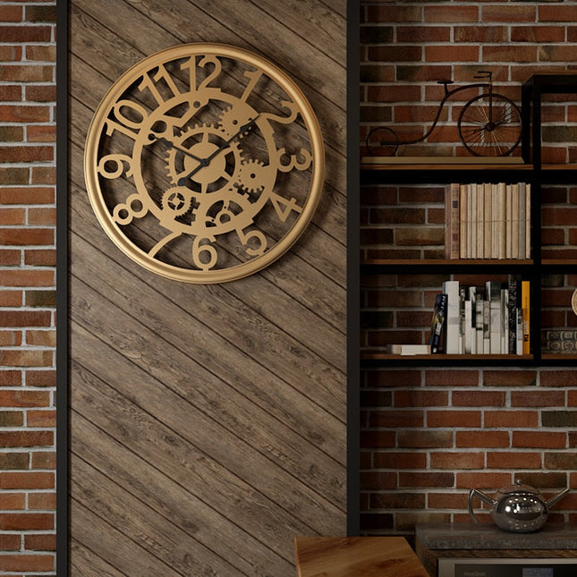 Industriell veggklokke med synlige tannhjul