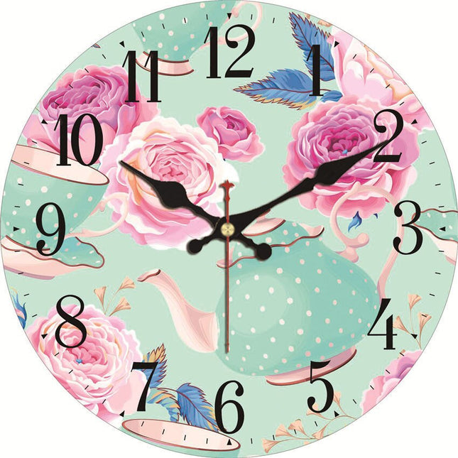 Veggklokke med rosa roser og blomster