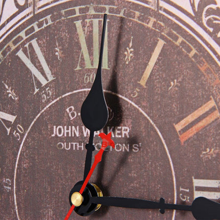 Veggklokke i antikk stil med romertall