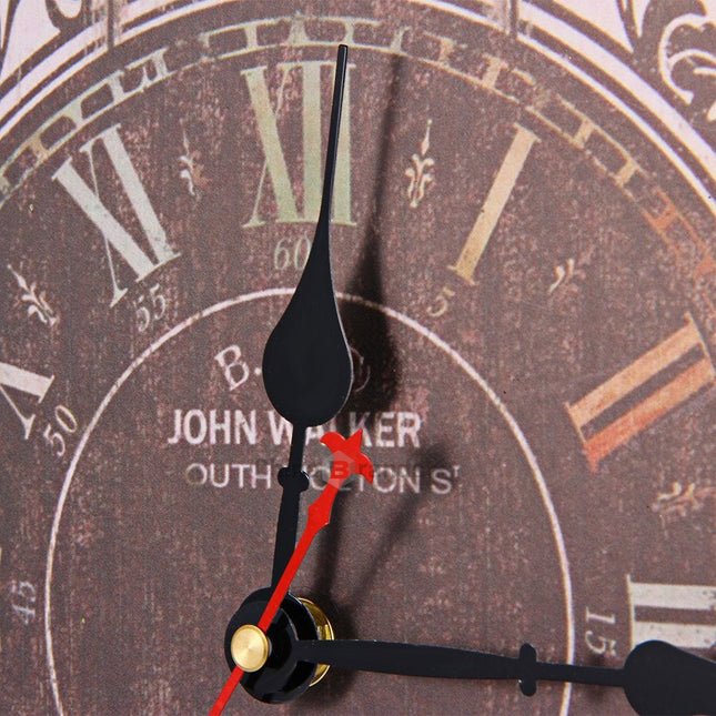 Veggklokke i antikk stil med romertall