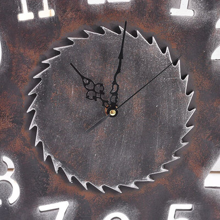 Industriell veggklokke formet som et sagblad
