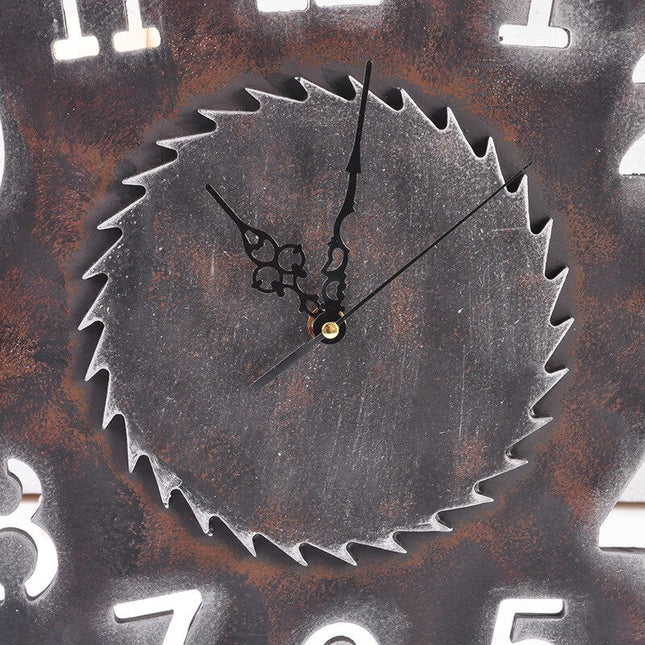Industriell veggklokke formet som et sagblad