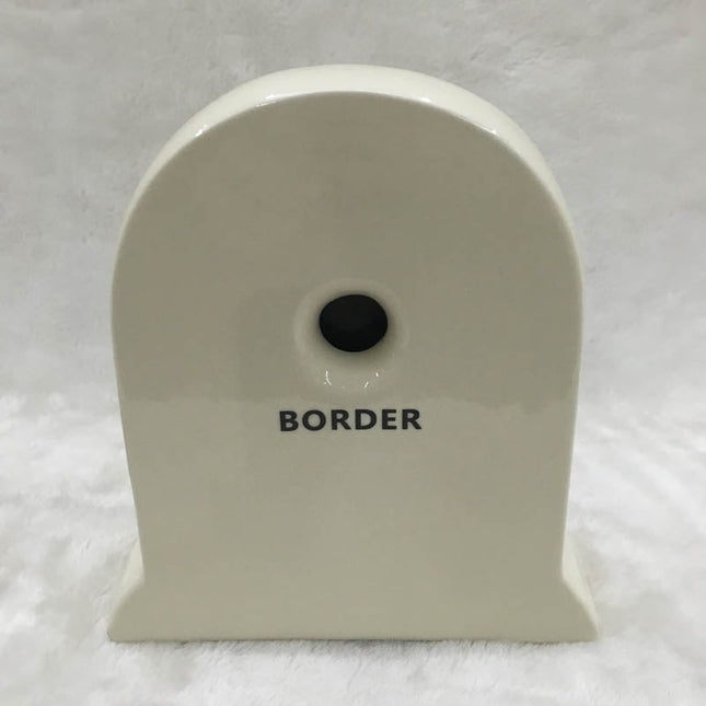 Hvit klassisk bordklokke med blomsterdekor