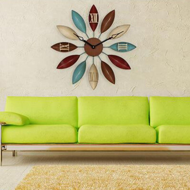 Dekorativ veggklokke med metallblader
