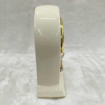 Hvit klassisk bordklokke med blomsterdekor