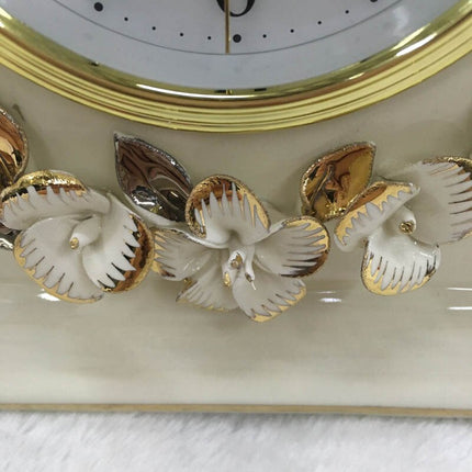 Hvit klassisk bordklokke med blomsterdekor