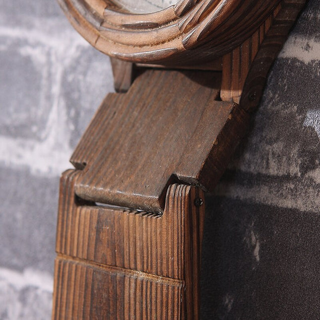 Vintage veggklokke som gigantisk armbåndsur