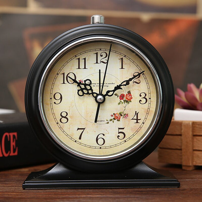 Klassisk analog bordklokke med stativ